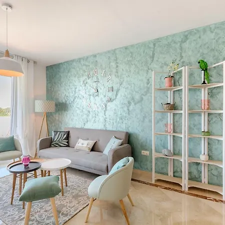 Sea & Mountain View Penthouse Apartment *